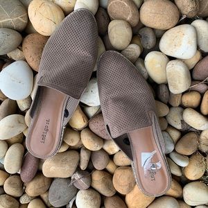 Indigo Rd. “Hayze” Taupe Mules, size 7.5